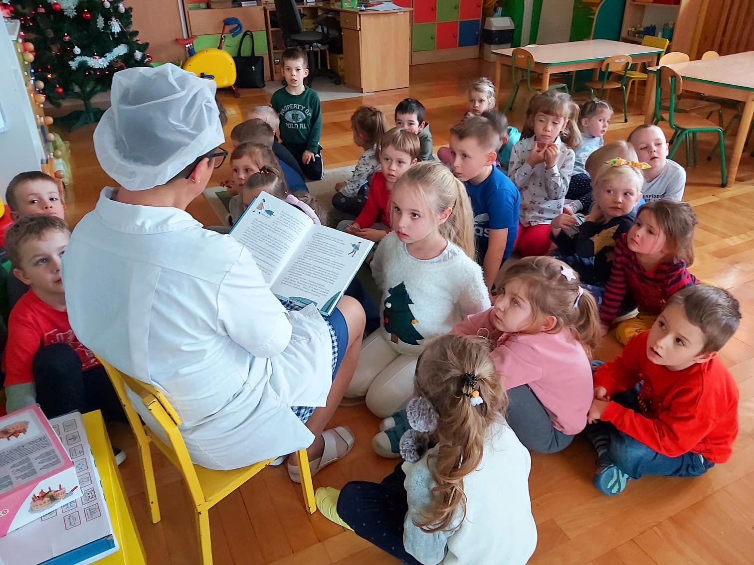 Pani Beatka czyta dzieciom