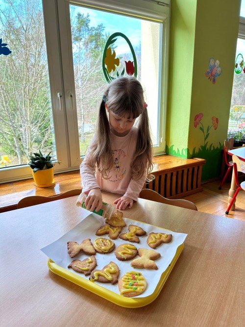 Dekorowanie ciasteczek wielkanocnych