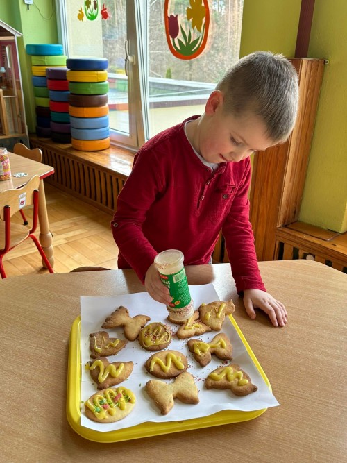 Dekorowanie ciasteczek wielkanocnych