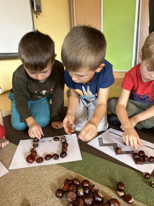 Jesienne zabawy z kasztanami