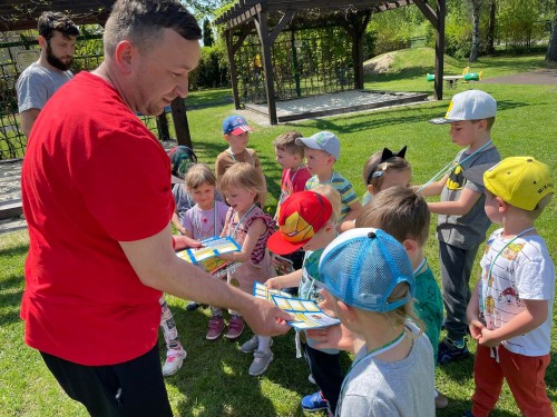 spotkanie z trenerem piłki nożnej w przedszkolu